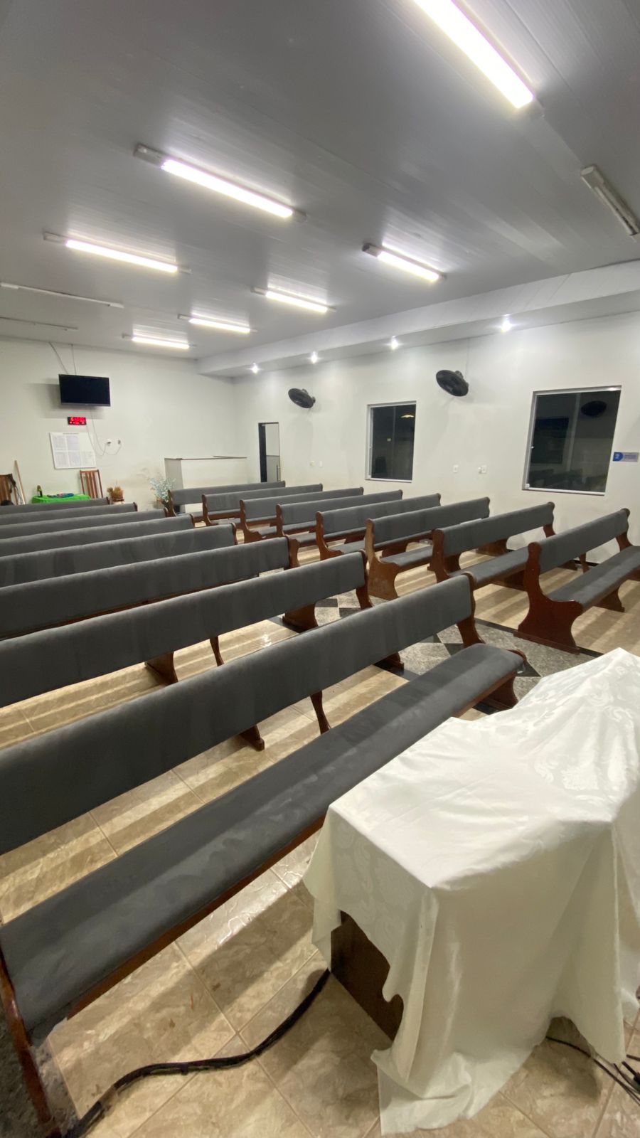 Bancos longos de igreja estofados em tecido cinza escuro sob medida
