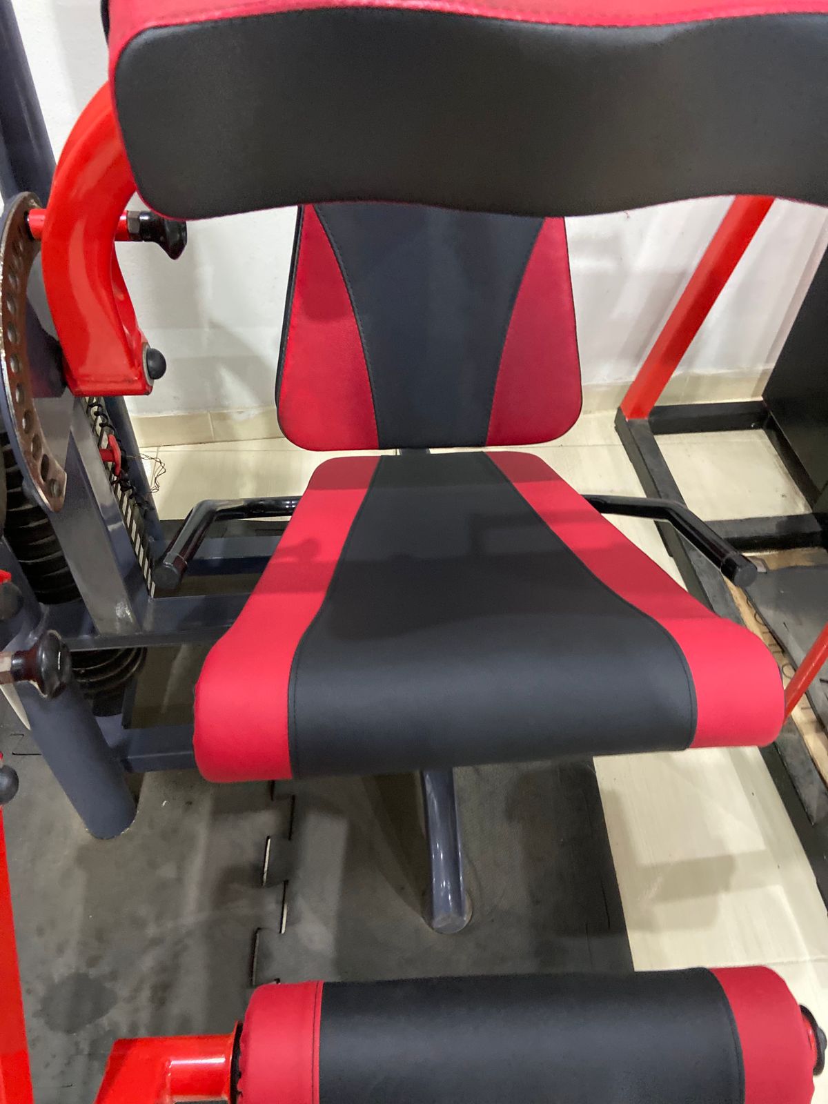 Aparelho de musculação com estofado reformado em couro vermelho e preto