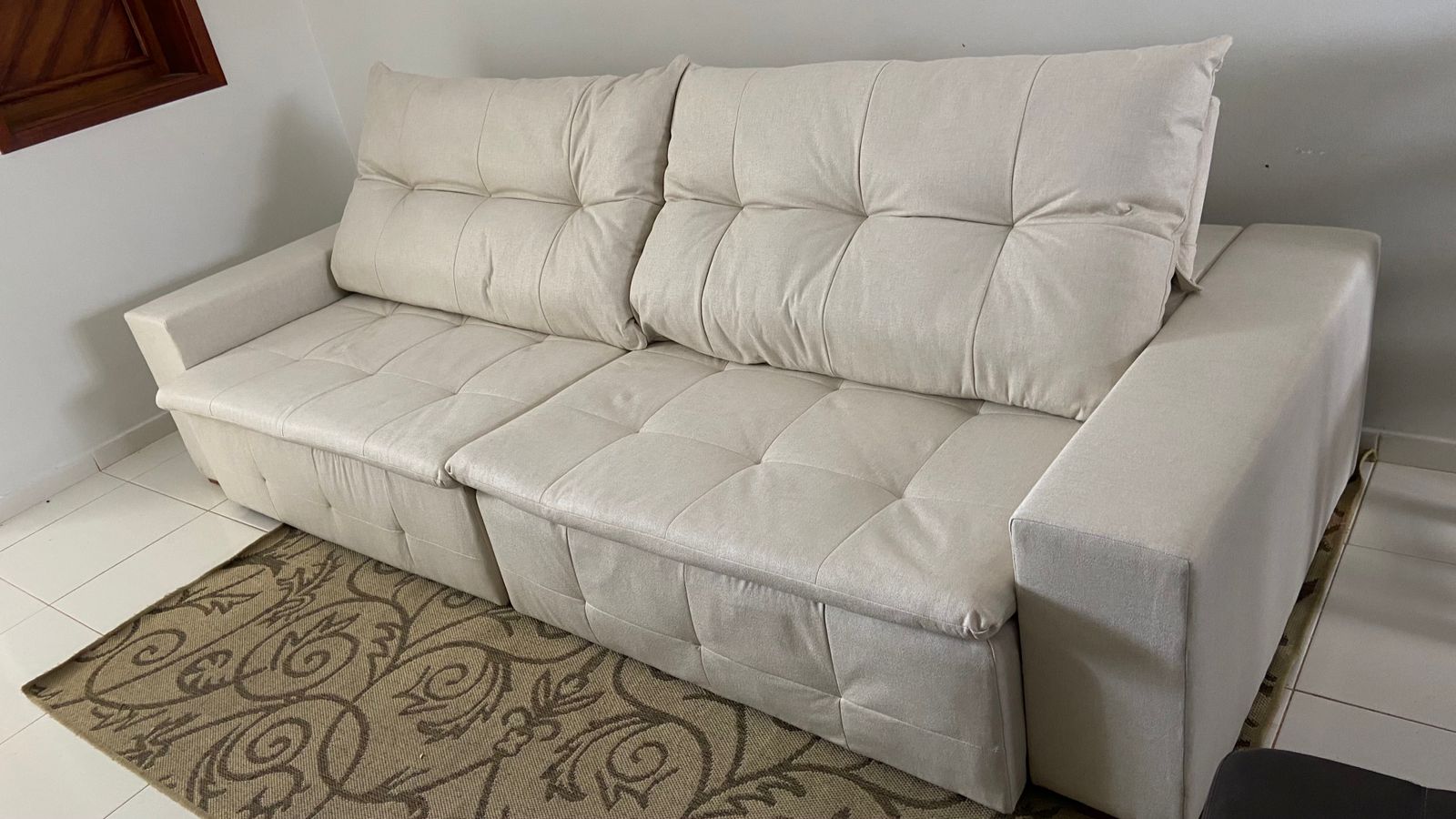 Sofá retrátil bege reformado com tecido premium e espuma de alta densidade